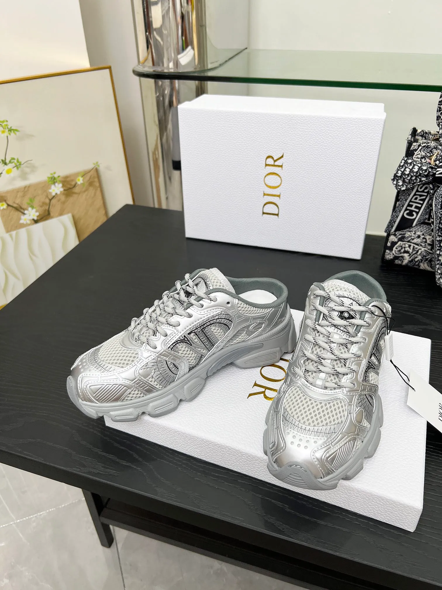 p560🐮🐮This Dior Chrono sports half slipper reinterprets running shoes with Dior's haute couture style. Gray mesh fabric is paired with tonal suede calfskin panels, the CD logo on the side, the star patch on the tongue and the Dior logo on the heel, all in classic fine detail. Featuring two-tone laces and a lightweight sole with star graphics, they can be worn year-round. Size: Women’s size 35-41 (35/42 can be customized) Men’s size 40-46 (men’s version is being printed) Color: 12 colors available